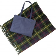 Bolsa de nylon azul unida a manta escocesa cuadros azules,ideal para picnic